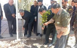 پویش «سرو ایران» در گرمسار؛ به یاد رهبر شهید نهال بکاریم