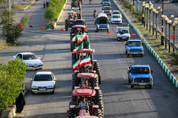 رژه تراکتورها در آسمان آباد به مناسبت میلاد امام رضا(ع)