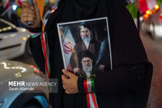 چهل و ششمین شب اجتماع مردم در میدان انقلاب شهر دولت آباد