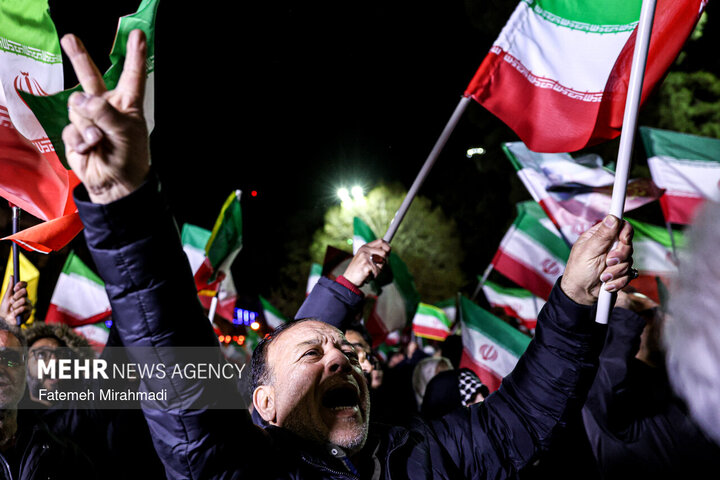 حضور اهالي طهران الشوارع