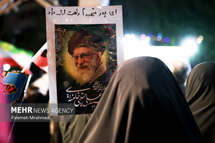 حضور اهالي طهران الشوارع