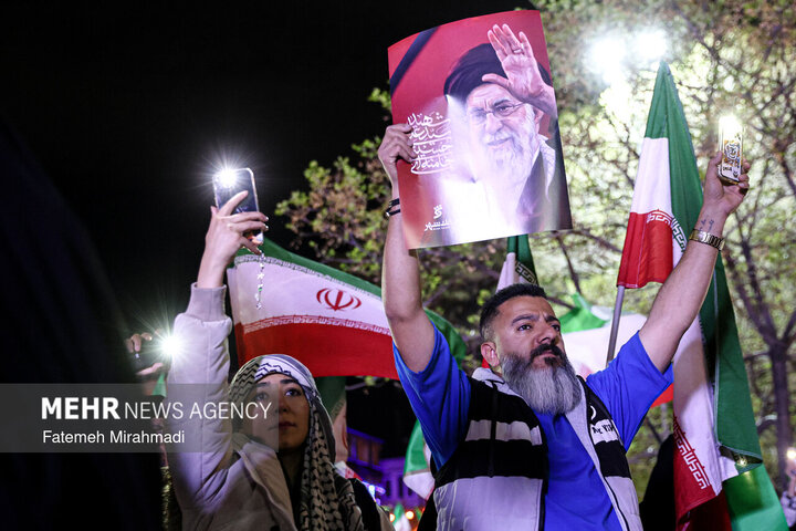 حضور اهالي طهران الشوارع