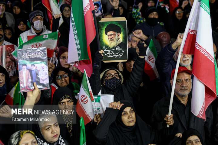 حضور اهالي طهران الشوارع