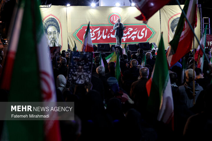 حضور اهالي طهران الشوارع