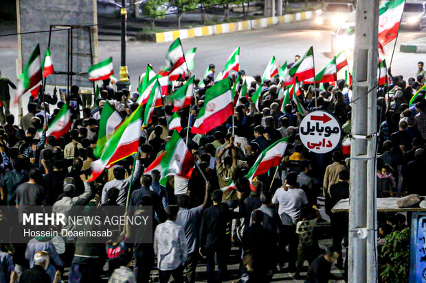 İran halkı meydanları boş bırakmıyor