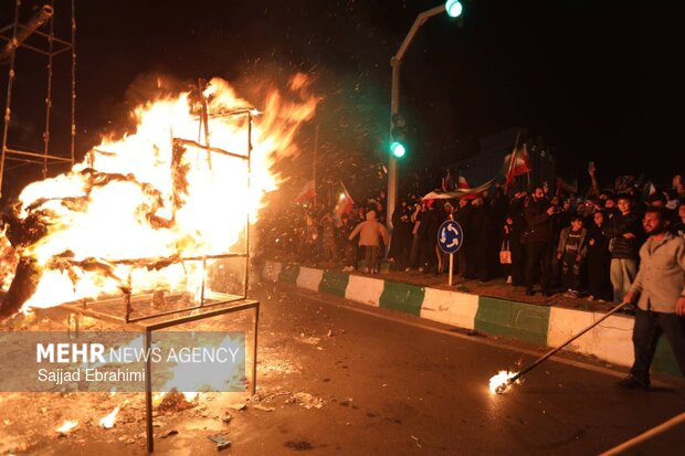 آتش زدن نمادهای شیطان پرستی در تجمع شبانه قرچکی ها
