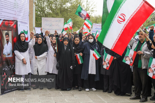 تجمع کادر سلامت مشهد در بیمارستان امام رضا (ع)