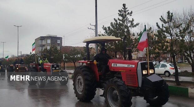 رژه تراکتورسواران روستاهای خلخال در بیعت با رهبر انقلاب اسلامی