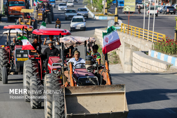 رژه تراکتور داران در شهر هشتبندی هرمزگان