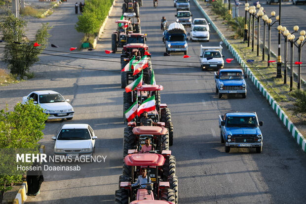رژه تراکتور داران در شهر هشتبندی هرمزگان