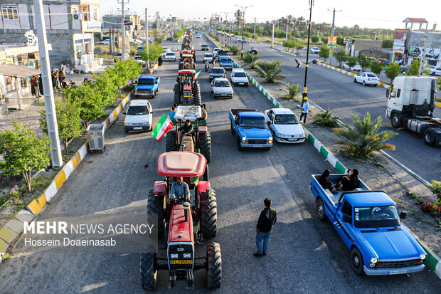 رژه تراکتور داران در شهر هشتبندی هرمزگان