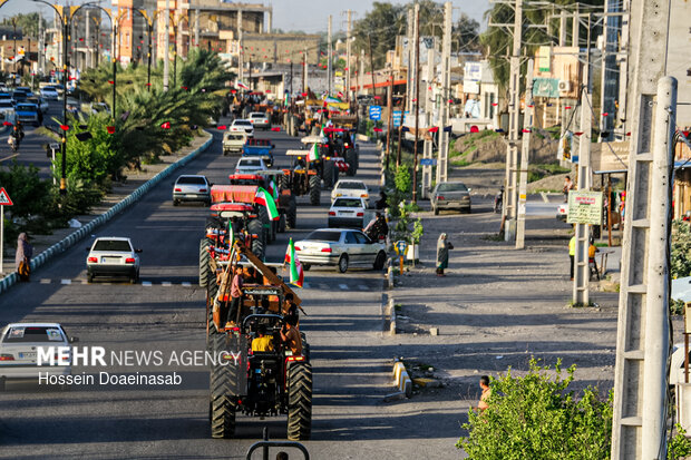 رژه تراکتور داران در شهر هشتبندی هرمزگان