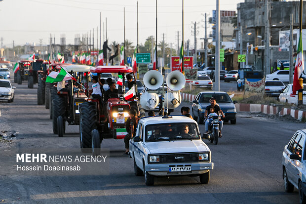 رژه تراکتور داران در شهر هشتبندی هرمزگان