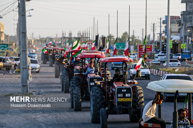 رژه تراکتور داران در شهر هشتبندی هرمزگان