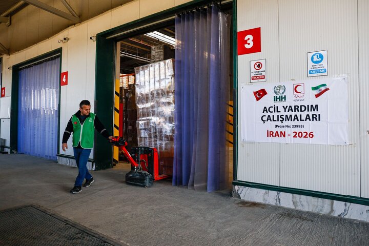Türkiye İran'a insani yardım gönderdi (+foto)