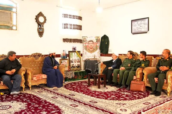 دیدار مسئول نمایندگی ولیفقیه در سپاه لرستان با خانواده شهیدان«بازگیر»