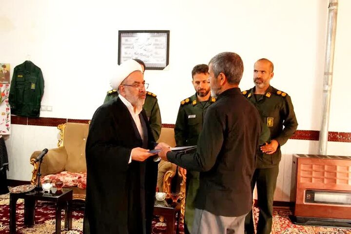 دیدار مسئول نمایندگی ولی‌فقیه در سپاه لرستان با خانواده شهیدان«بازگیر»