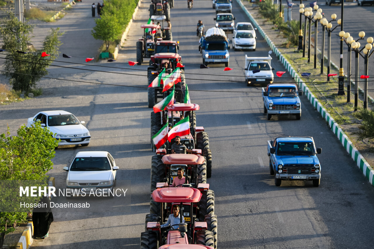 رژه تراکتورها در آسمان آباد به مناسبت میلاد امام رضا(ع)