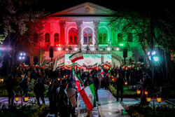 اهالی سینما به یاد بچه‌های میناب شمع روشن کردند؛ کودکان خورشید می‌کشند