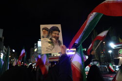 Tahran'da binlerce kişiden destek gösterisi