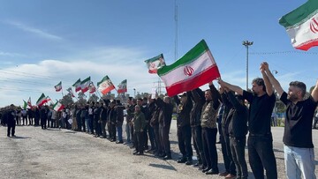 زنجیره انسانی جوانان مقابل نیروگاه شهید سلیمی