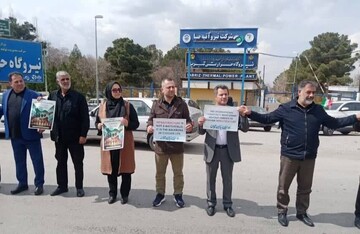 زنجیره انسانی جامعه ورزش آذربایجان شرقی در مقابل نیروگاه حرارتی تبریز