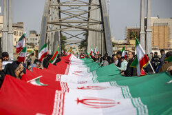 تشکیل زنجیره مردمی روی پل سفید اهواز