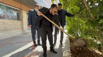 کاشت نهال امید مقابل سینما آزادی کرمانشاه
