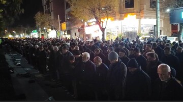 اقامه نماز استغاثه توسط مردم همیشه در صحنه شهرکرد