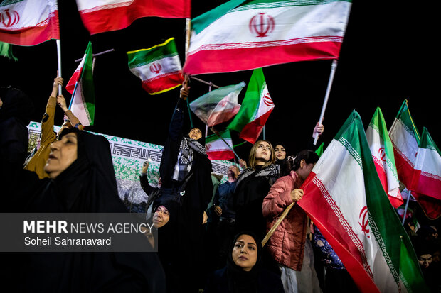 اجتماع حمایت از رزمندگان در مقابله با دشمن آمریکایی - صهیونی