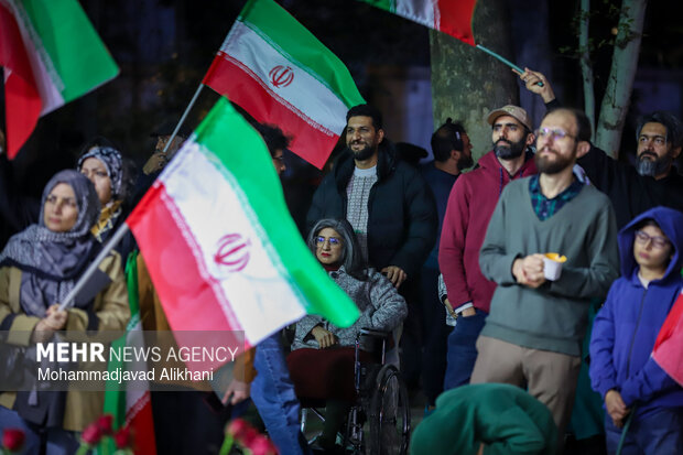 «باغ فردوس» پاتوق مردم و هنرمندان برای ایران