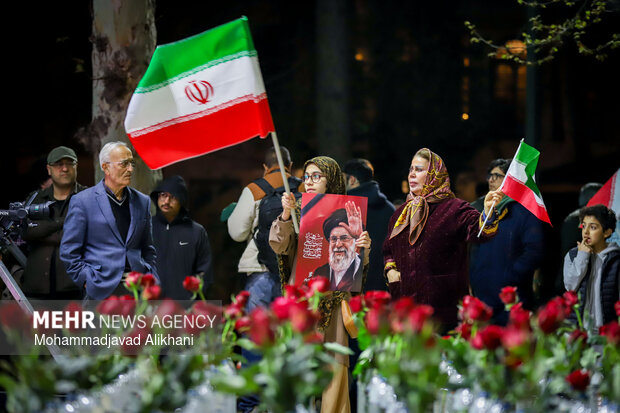 «باغ فردوس» پاتوق مردم و هنرمندان برای ایران
