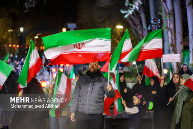 «باغ فردوس» پاتوق مردم و هنرمندان برای ایران