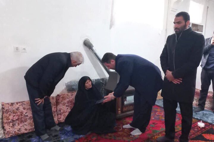 دیدار مسئولان با خانواده‌های شهدای جنگ تحمیلی سوم در هشترود