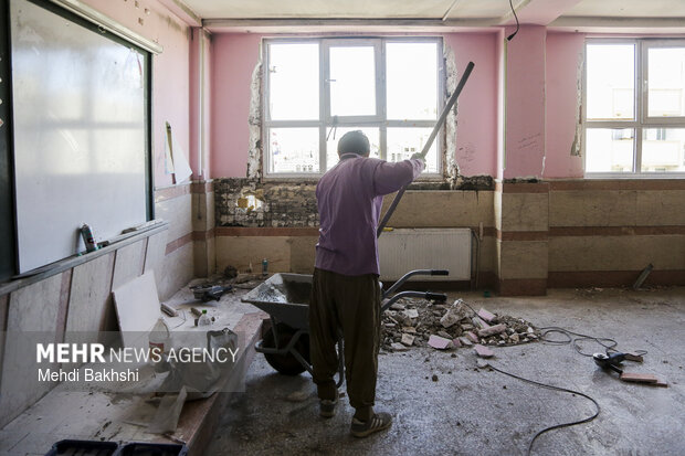 خسارت های وارد به مدرسه انقلاب اسلامی پردیسان قم در اثر حملات دشمنان