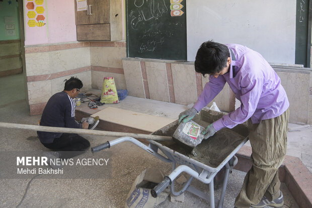 خسارت های وارد به مدرسه انقلاب اسلامی پردیسان قم در اثر حملات دشمنان