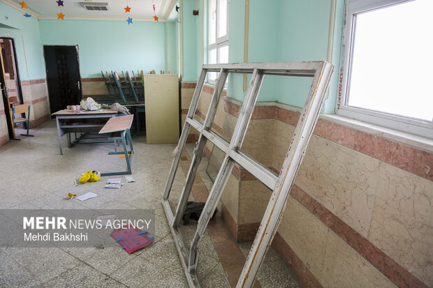 خسارت های وارد به مدرسه انقلاب اسلامی پردیسان قم در اثر حملات دشمنان