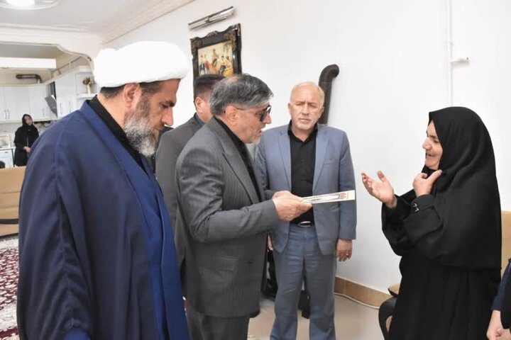 مسئولان بنیاد شهید لرستان با خانواده شهدای جنگ رمضان دیدار کردند