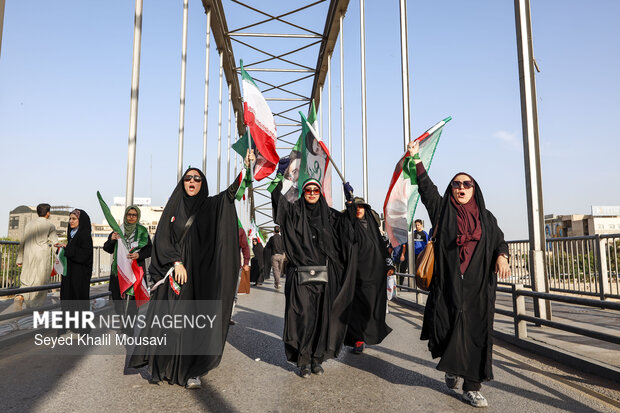 تشکیل زنجیره مردمی روی پل سفید اهواز