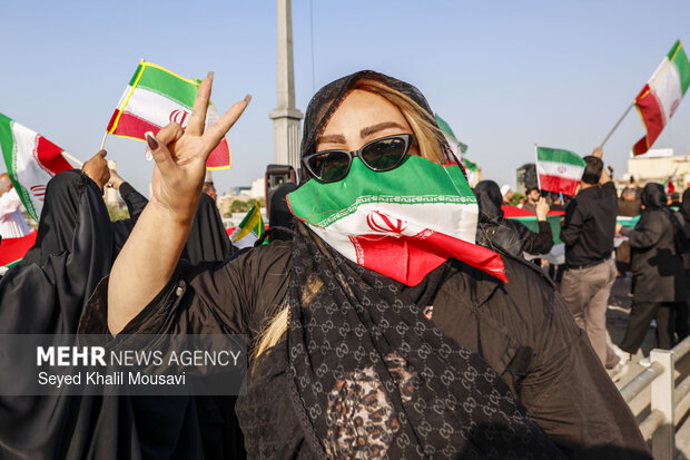 تشکیل زنجیره مردمی روی پل سفید اهواز