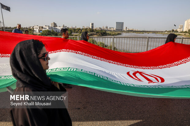 تشکیل زنجیره مردمی روی پل سفید اهواز