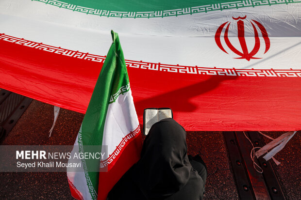 تشکیل زنجیره مردمی روی پل سفید اهواز
