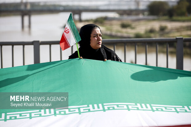 تشکیل زنجیره مردمی روی پل سفید اهواز
