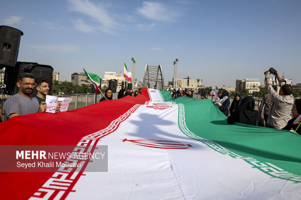 تشکیل زنجیره مردمی روی پل سفید اهواز