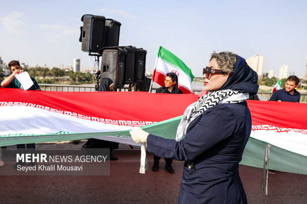 تشکیل زنجیره مردمی روی پل سفید اهواز