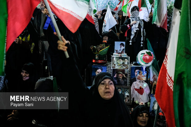 اجتماع حمایت از رزمندگان در مقابله با دشمن آمریکایی - صهیونی