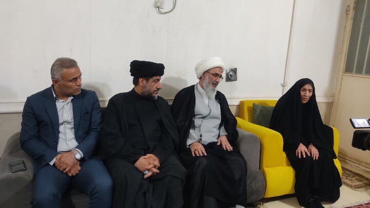 دیدار امام جمعه بوشهر با خانواده های شهدای جنگ رمضان در شهرستان گناوه