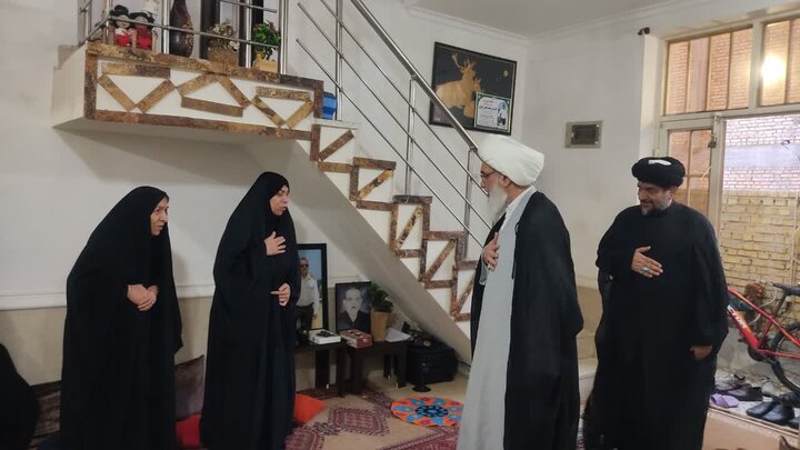 دیدار امام جمعه بوشهر با خانواده های شهدای جنگ رمضان در شهرستان گناوه