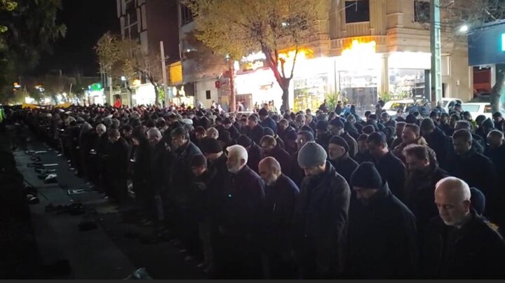 اقامه نماز استغاثه توسط مردم همیشه در صحنه شهرکرد