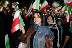 خەڵکی تاران لەسەر شەقامن مووشەک بەسەر سەریانەوە دەڕوات